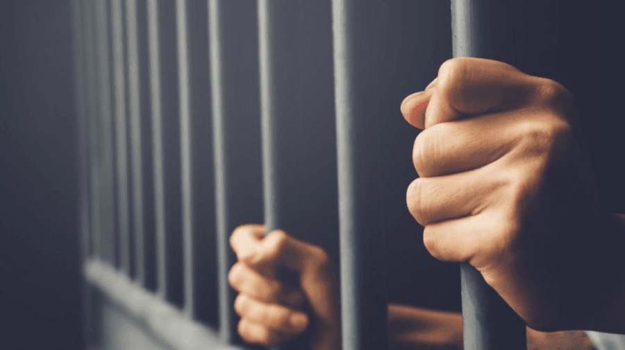 17 ani de închisoare pentru un tânăr care și-a ucis bunica cu un ciocan