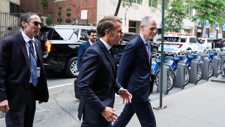 VIDEO // Macron l-a sunat pe Trump, după ce a rămas blocat în trafic, la New York, din cauza coloanei președintelui SUA: „Totul e închis”