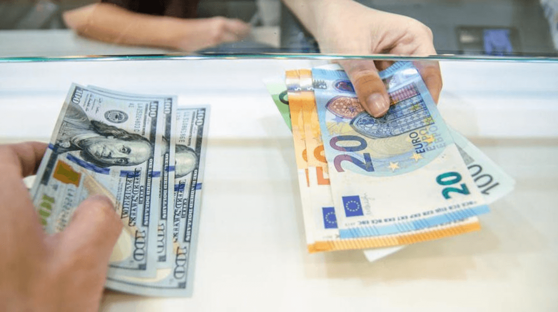 Cererea și oferta de valută au scăzut în august: gradul de acoperire s-a redus la 79,2%