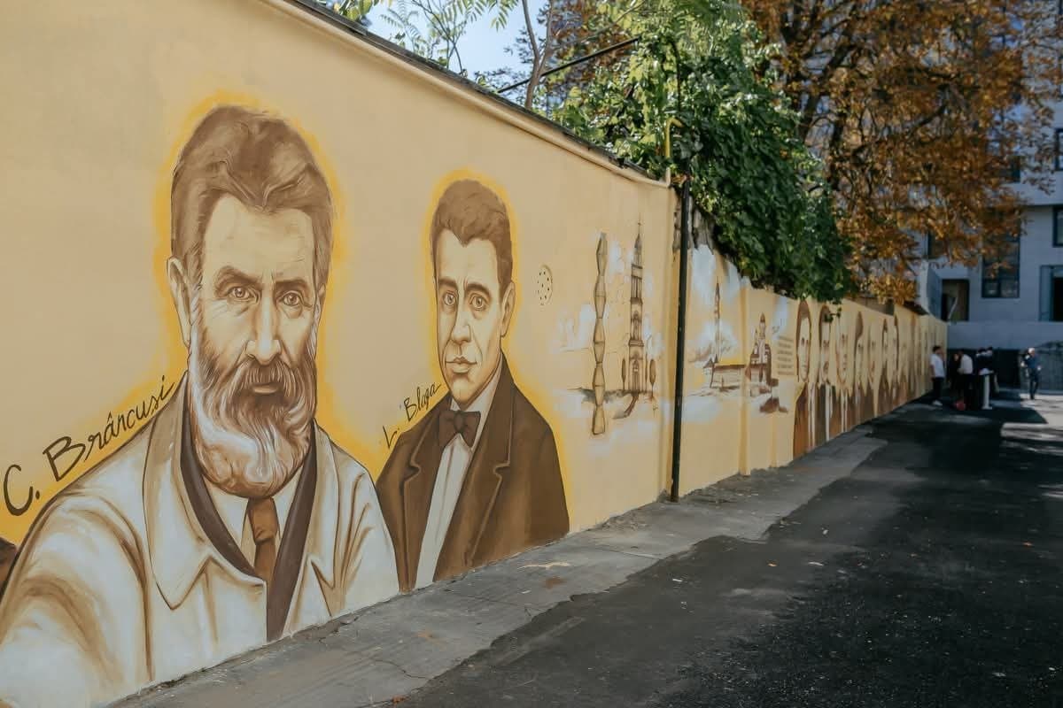 Liceul „Gheorghe Asachi” a inaugurat un mural cu portrete de mari personalități românești