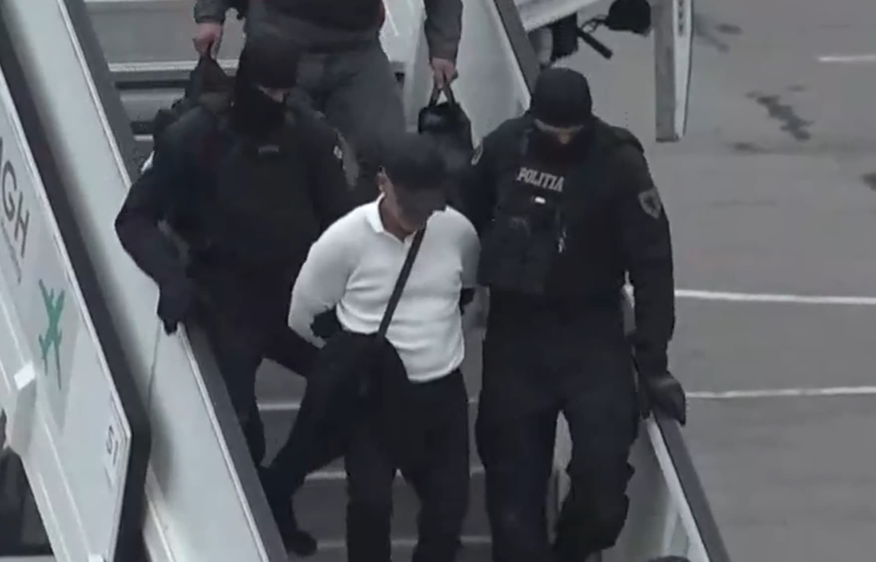 FOTO // Vlad Plahotniuc, coborât, în cătușe, din avion