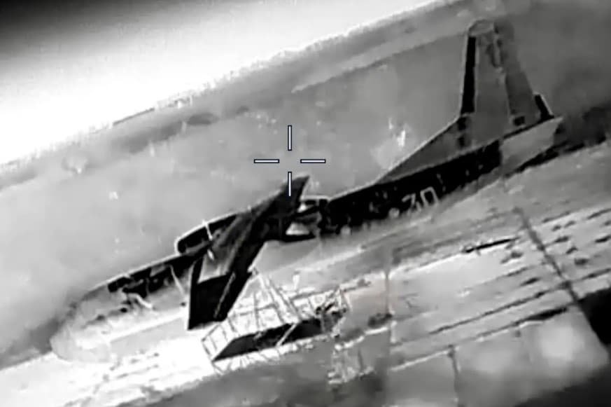 GUR: „Cât de bine ard” — Ucraina distruge 2 avioane de transport rusești An-26 și stații radar în Crimeea ocupată