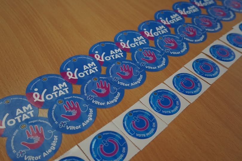 Stickere „Am votat” pentru alegători și „Viitor alegător” pentru copii, la secțiile de votare