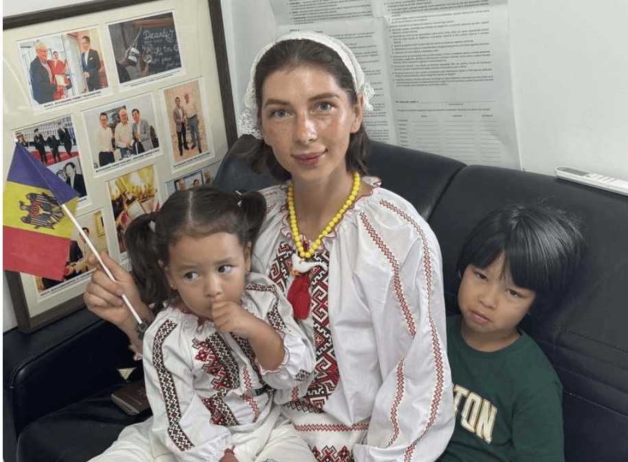 Parlamentare // O moldoveancă stabilită de 10 ani în China a parcurs 1400 de km împreună cu cei doi copii, pentru a vota