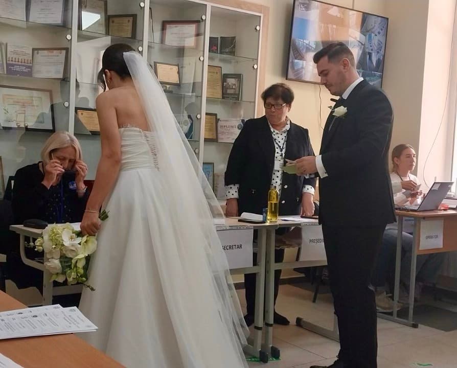 FOTO // De la nuntă, la alegeri! Un cuplu de miri a mers la votare în ziua nunții