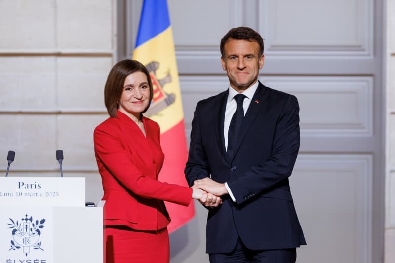 Alegeri // Emmanuel Macron laudă reziliența moldovenilor în fața presiunilor și promite: Franța susține proiectul european al R. Moldova