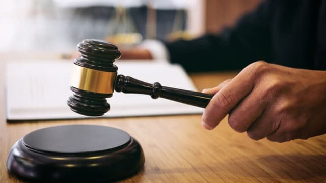 Un fost judecător, deferit justiției după ce a luat împrumuturi de circa 2,5 milioane de lei și a fugit peste hotare