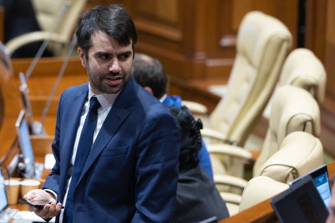 Artur Mija demisionează din funcțiile de secretar general al Guvernului și al PAS. Dorin Recean: Ne lasă o moștenire bună