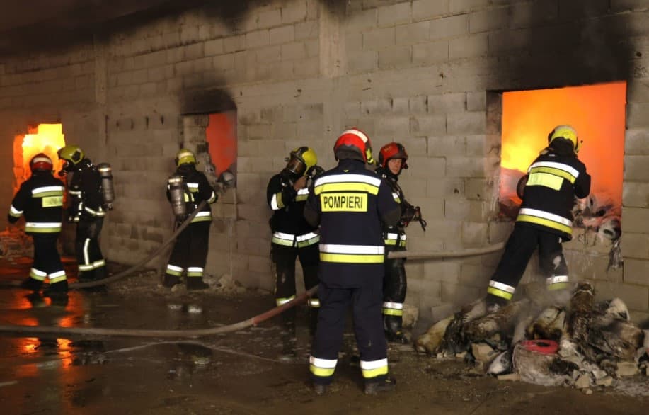 Incendiu lichidat după 20 de ore de luptă cu focul