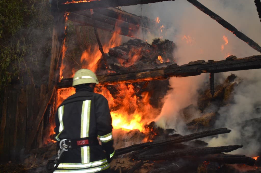 Incendii în Rîșcani și Anenii Noi. O persoană a decedat, iar alte două au ajuns la spital în stare gravă