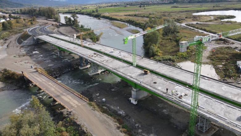 Lucrările la noul pod între România și Ucraina, peste râul Tisa, au ajuns la aproape 90%: „Un moment care depășește simpla construcție”