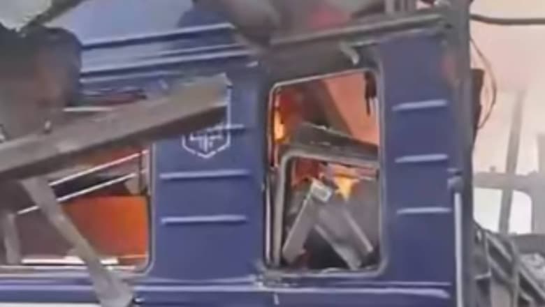 Rușii au atacat cu drone un tren de pasageri din Sumî: cel puțin 30 de răniți. Zelenski: „Nu puteau să nu știe că loveau civili”