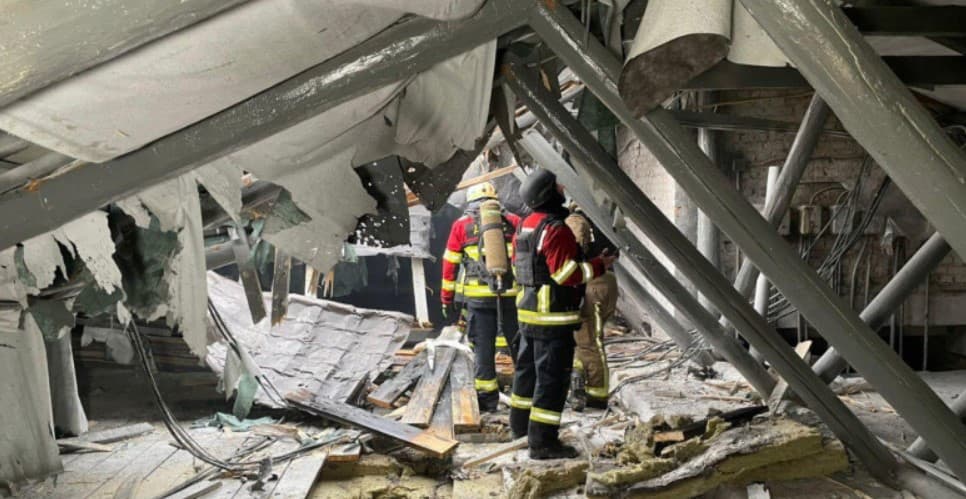 Armata lui Putin a bombardat un centru prenatal din Sumî. În clădire se aflau 166 de persoane