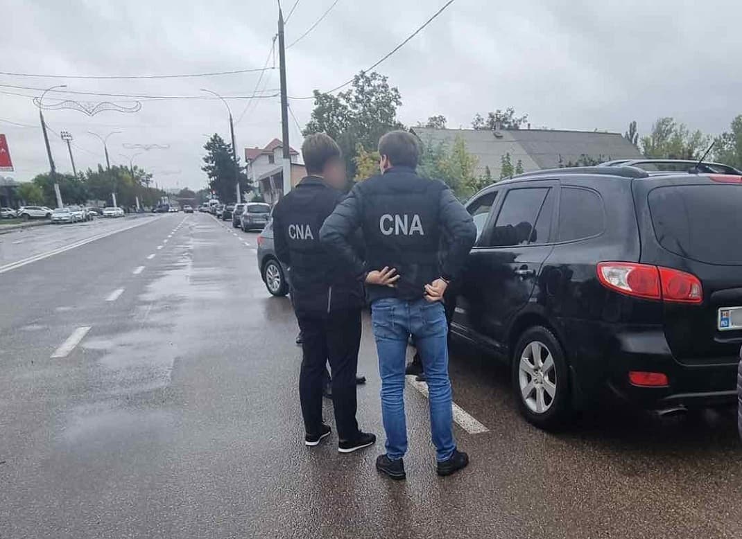 A cerut 2500 de euro pentru un permis de conducere. Un bărbat, reținut de ofițerii CNA