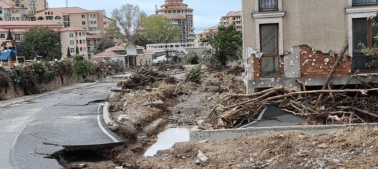 VIDEO // Cel puţin 3 morţi în Bulgaria, în inundaţii în staţiunea Elenite, pe coasta de sud a Mării Negre. Mii de persoane evacuate, pagube. Starea de urgenţă, declarată în sector