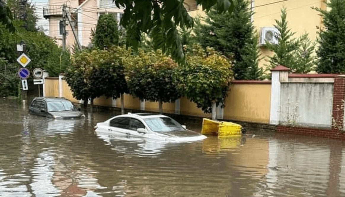 Cod galben de ploi și vânt în Chișinău. Primăria recomandă folosirea transportului public și evitarea parcărilor neregulamentare