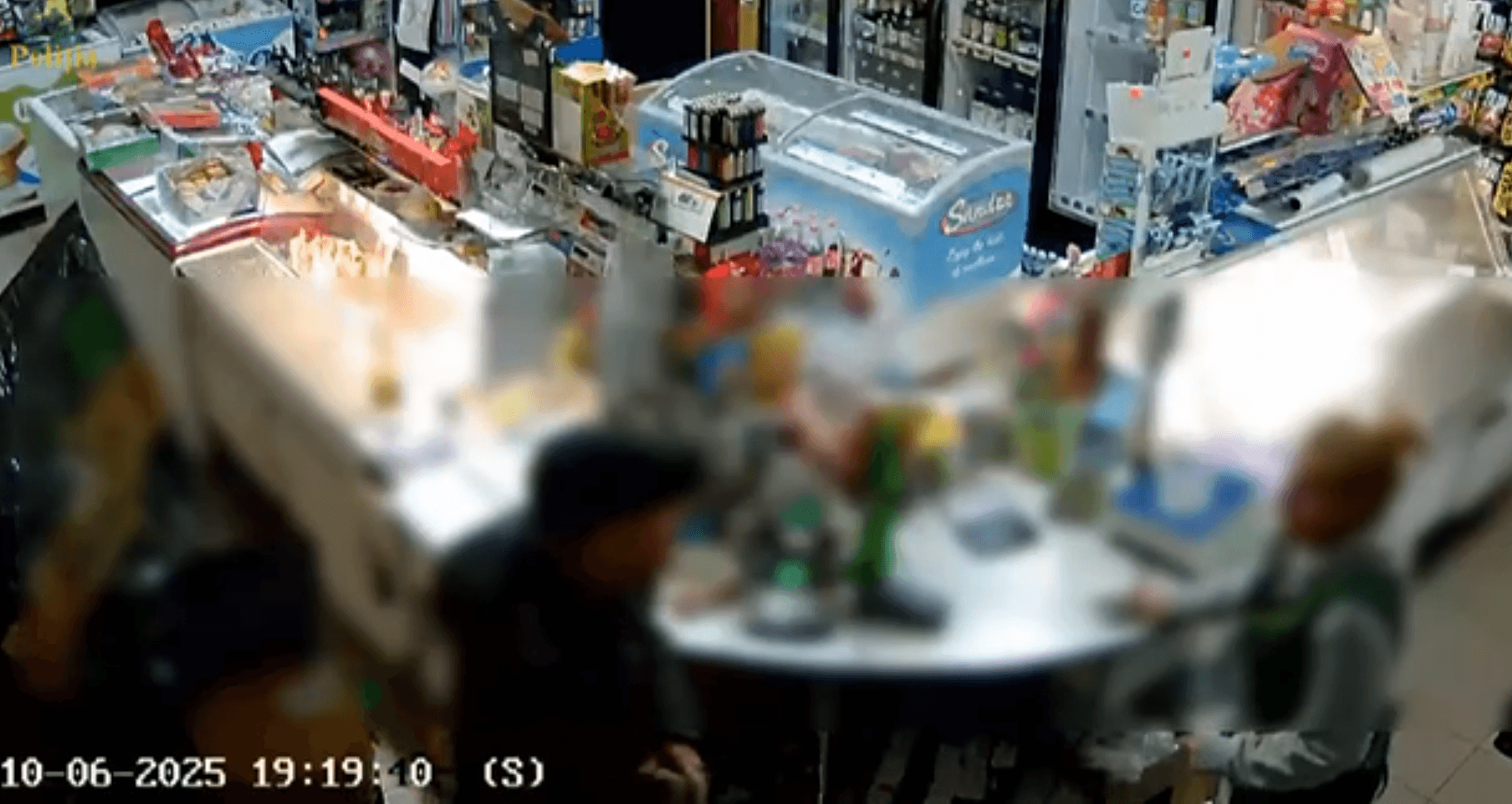 VIDEO // A încercat să jefuiască un magazin, amenințând vânzătoarea cu un cuțit. Un individ din Bălți, reținut