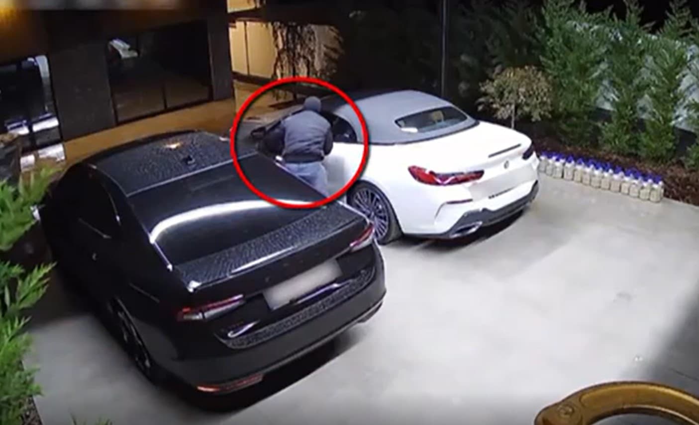 VIDEO // Furt de 149 de mii de lei dintr-o mașină, la Codru. Un bărbat, reținut pentru 72 de ore