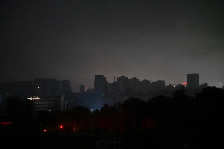 VIDEO // „Rachetele vin una după alta”. Nou atac aerian masiv asupra Kievului, jumătate de oraș e fără electricitate