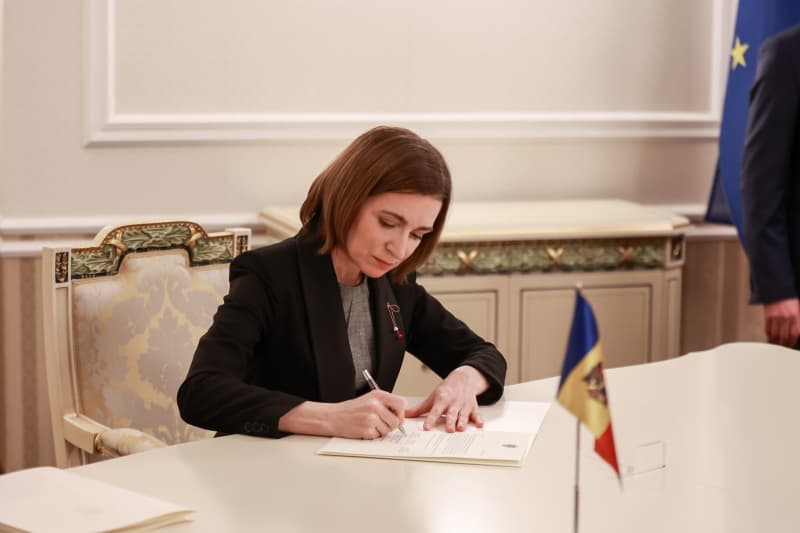 LISTĂ // Maia Sandu a decorat mai mulți cetățeni cu distincții de stat. Nicolae Timofti, Ala Nemerenco și Oazu Nantoi au primit ”Ordinul Republicii”