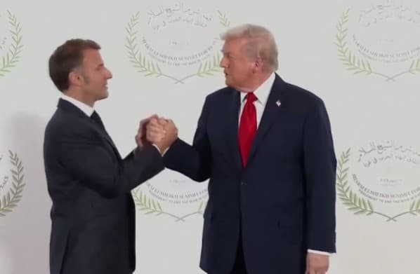 VIDEO // O nouă strângere de mână mai puţin obişnuită între Macron şi Trump se viralizează pe reţelele sociale