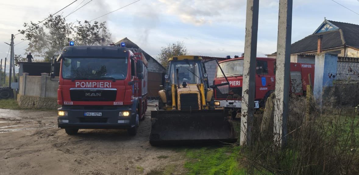 FOTO // Un depozit de producere a brichetelor, cuprins de flăcări în Căușeni. Patru echipe de pompieri au intervenit la fața locului