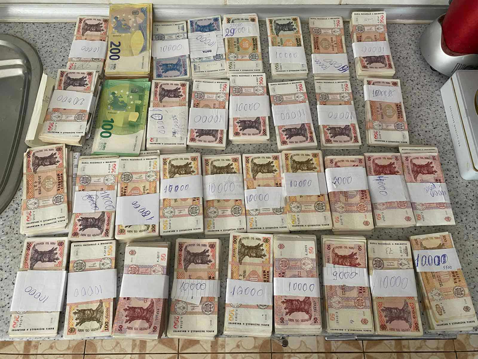 FOTO // Peste 50 de percheziții într-un dosar de corupție la eliberarea permiselor de conducere. 60 de persoane, cercetate penal