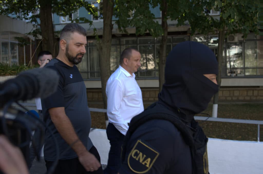 Una caldă, alta rece: Fostul director al Spitalului Clinic Bălți a primit trei salarii în ziua reținerii