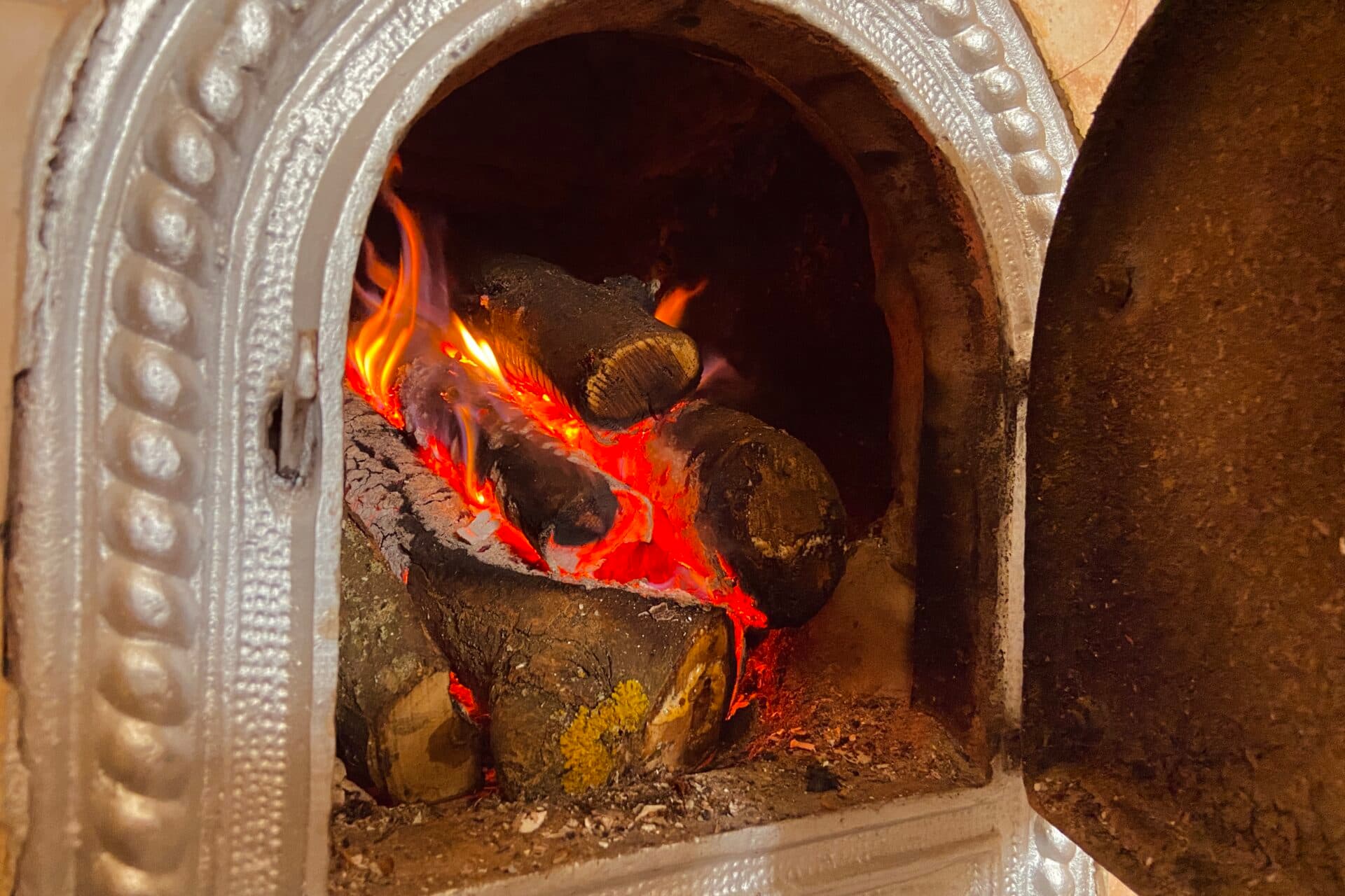 Un cuplu s-a intoxicat cu monoxid de carbon emanat de soba necurățată