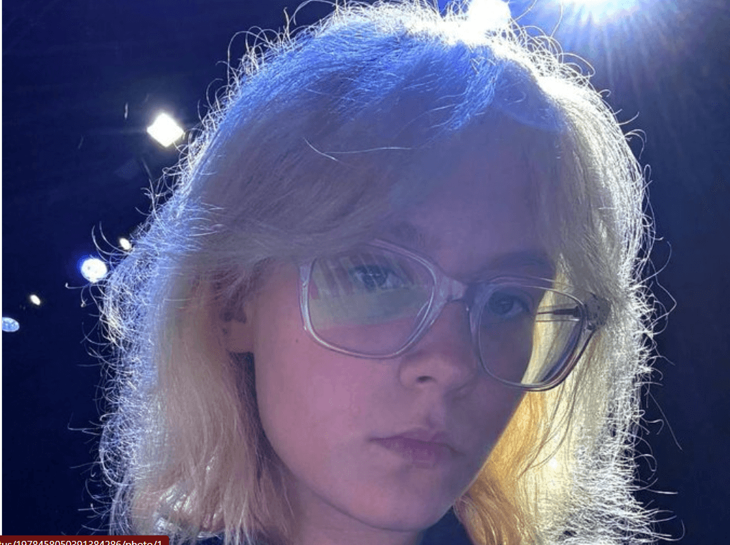 Adolescentă de 18 ani reținută de poliție, în Sankt Petersburg, pentru că a interpretat un cântec anti-Putin