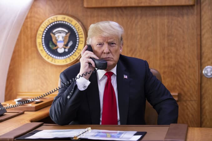 Trump scrie pe Truth Social în timp ce discută cu Putin: Vorbesc acum cu preşedintele Putin. Este o conversaţie lungă