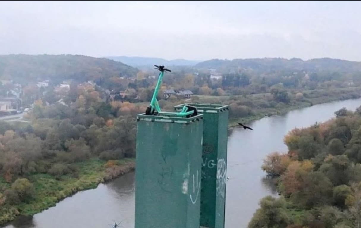 Trotinetă electrică găsită „parcată” la 40 de metri deasupra solului, pe un pod din Polonia