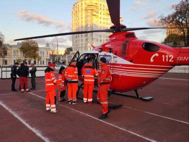 FOTO // Intervenție aero-medicală: un cetățean moldovean, transportat de urgență de la Iași la Chișinău cu un elicopter SMURD