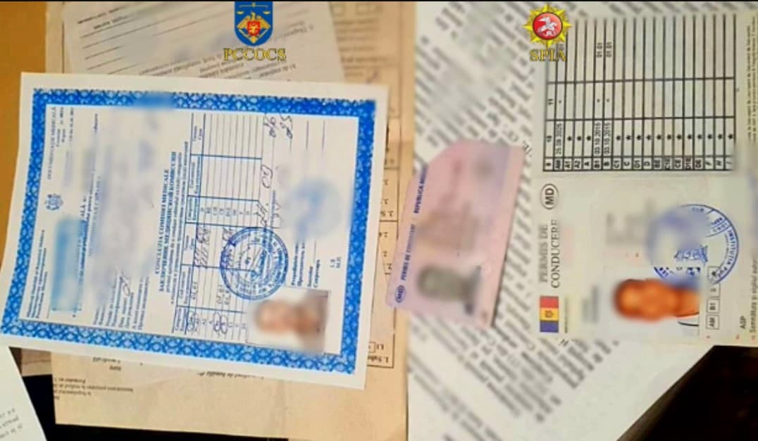 VIDEO // Percheziții la Hîncești. Un polițist și un medic, cercetați penal pentru acte de corupție