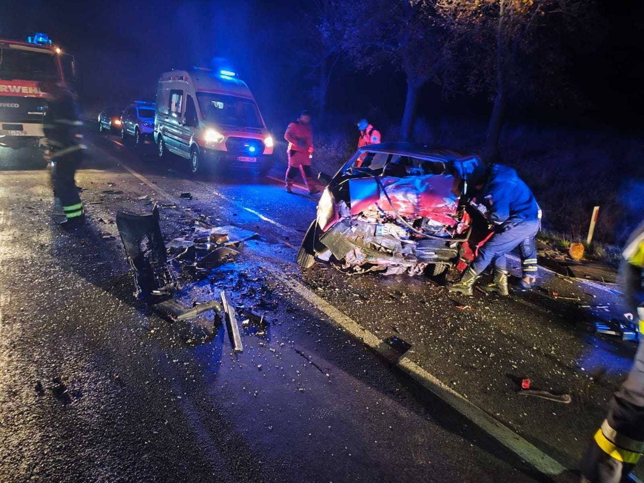 FOTO // Grav accident la Sîngerei: două persoane și-au pierdut viața, un tânăr - transportat la spital