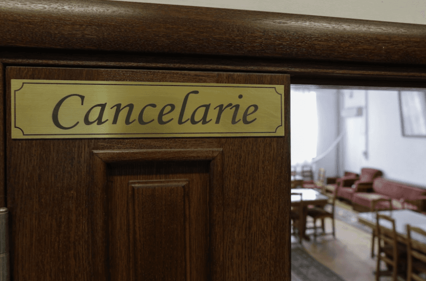 Decizie MEC: Două cadre didactice, lipsite de gradele profesionale pentru încălcarea normelor de etică