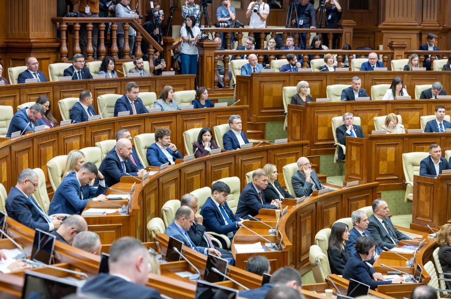 Igor Grosu și Alexandr Stoianoglo luptă pentru funcția de președinte al Parlamentului