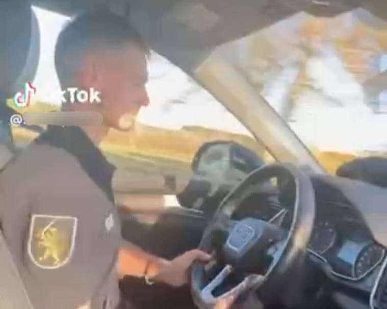 Tânăr exmatriculat de la Academia „Ștefan cel Mare”, surprins în uniforma Poliției la volan