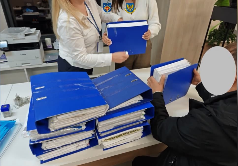 VIDEO // Evaziune fiscală de peste 6 milioane lei, descoperită la firme care ajutau persoane din Rusia să obțină cetățenia R. Moldova și României