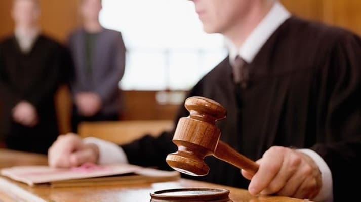 Beția i-a luat mințile. Un tânăr din Fălești, condamnat la pușcărie pentru injurii și rănirea cu o bucată de sticlă a doi cetățeni