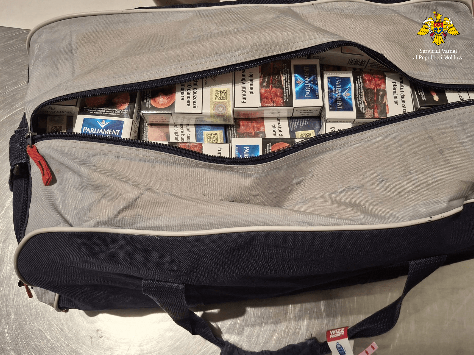 Și-au umplut bagajele cu țigări și s-au pornit spre Londra. Doi cetățeni, reținuți la Aeroport