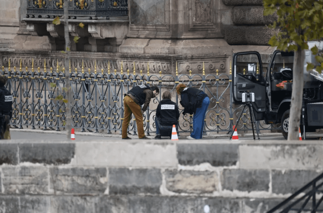 Greșelile făcute de hoții de la Luvru. Ce au găsit anchetatorii în cazul spectaculosului jaf de bijuterii
