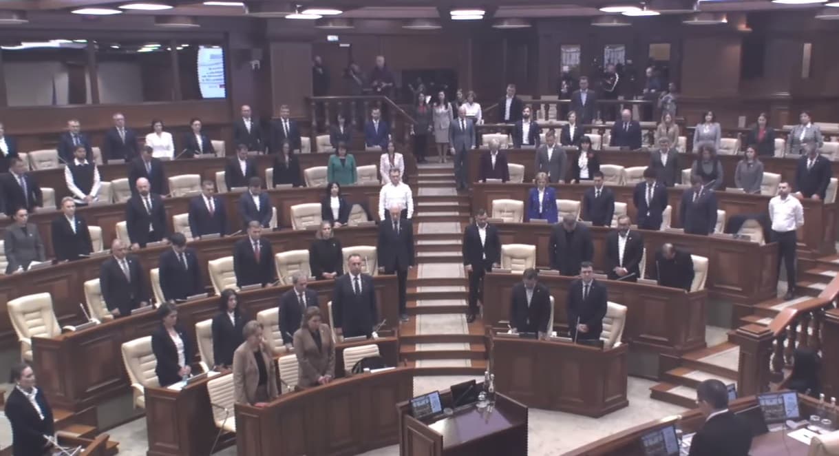 Minut de reculegere la Parlament în memoria lui Ion și Doina Aldea-Teodorovici