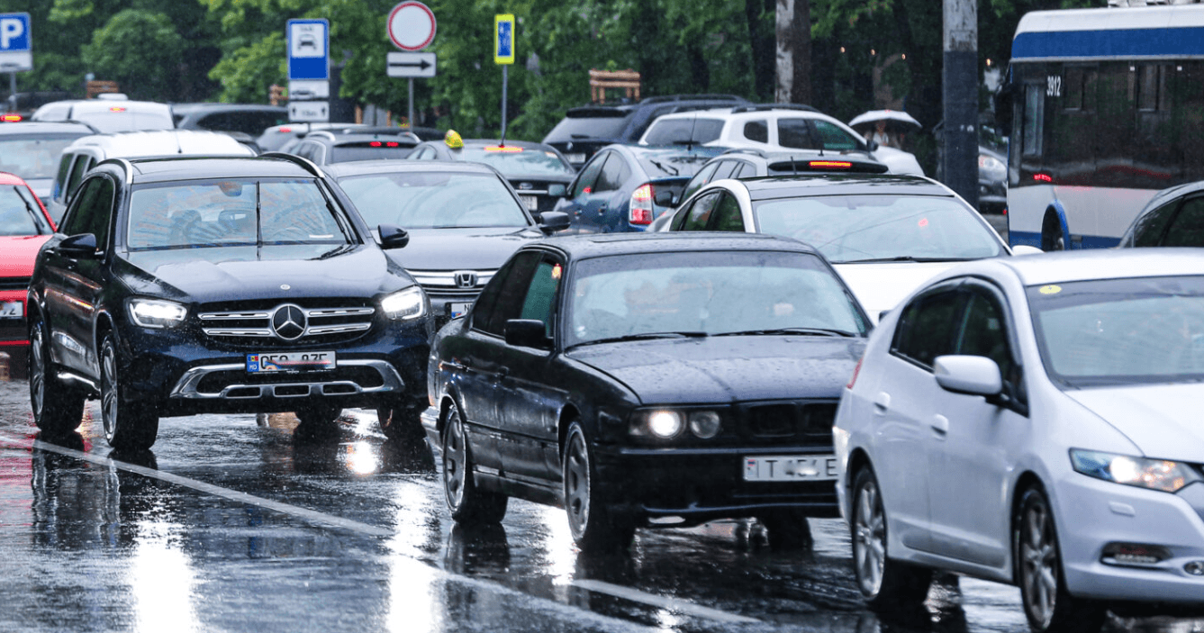 De mâine, 1 noiembrie, șoferii sunt obligați să aprindă luminile de întâlnire pe timp de zi