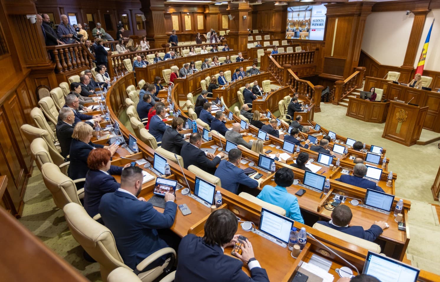 Opt deputați PAS și-au depus cererile de demisie