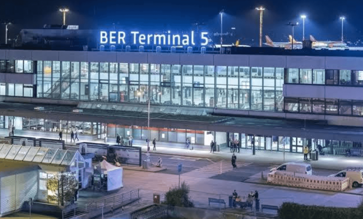 Zborurile au fost suspendate timp de aproape două ore la aeroportul din Berlin după o alertă referitoare la prezenţa de drone