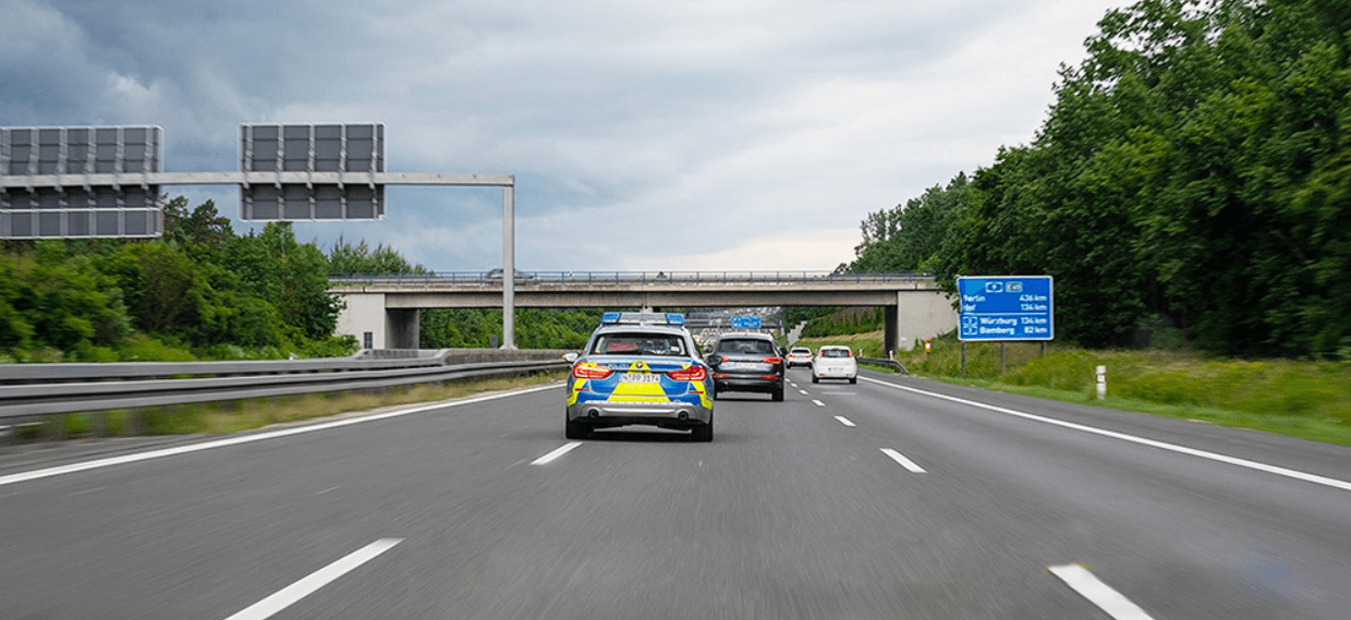Un șofer de 94 de ani a condus pe contrasens pe două autostrăzi și s-a izbit de mașina poliției care încerca să-l oprească