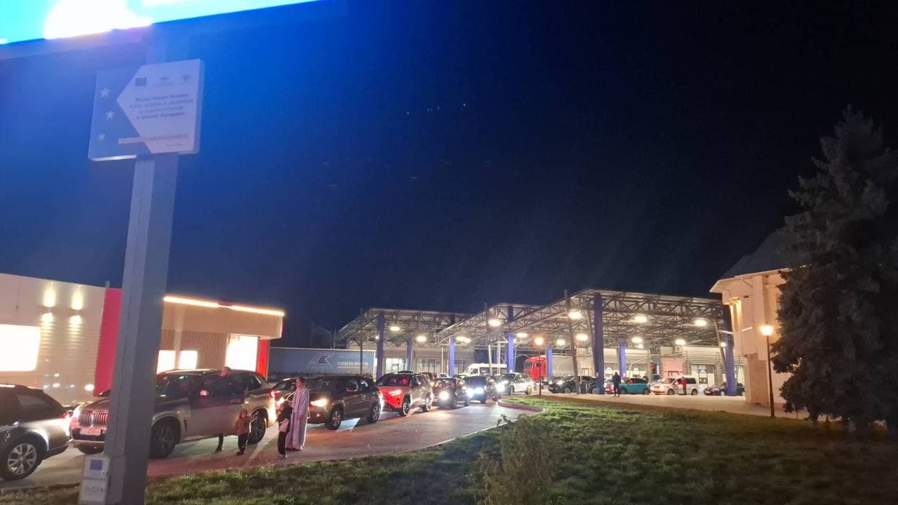 Cozi la ieșirea din R. Moldova prin PTF Sculeni. Autoritatile recomandă rute alternative