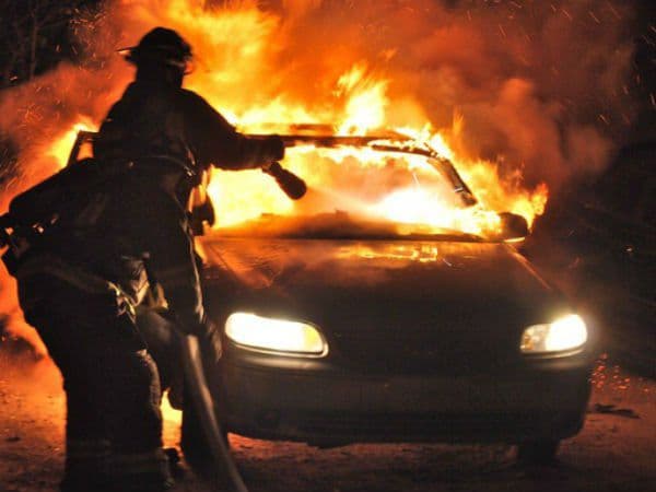 Incendiu în orașul Vatra: Un automobil, distrus de flăcări