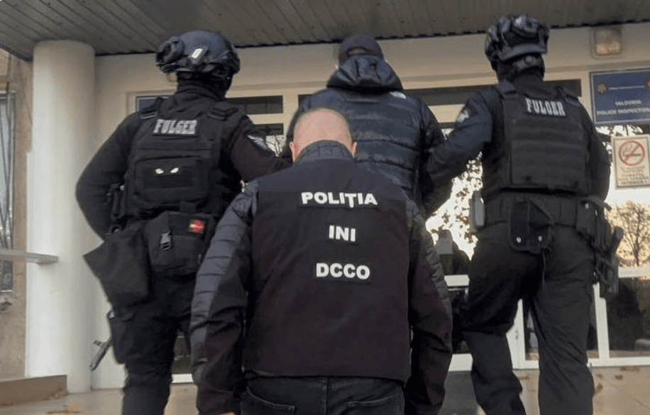 VIDEO // Trei persoane, reținute într-un dosar de escrocherie cu investiții fictive. Percheziții în mai multe locații
